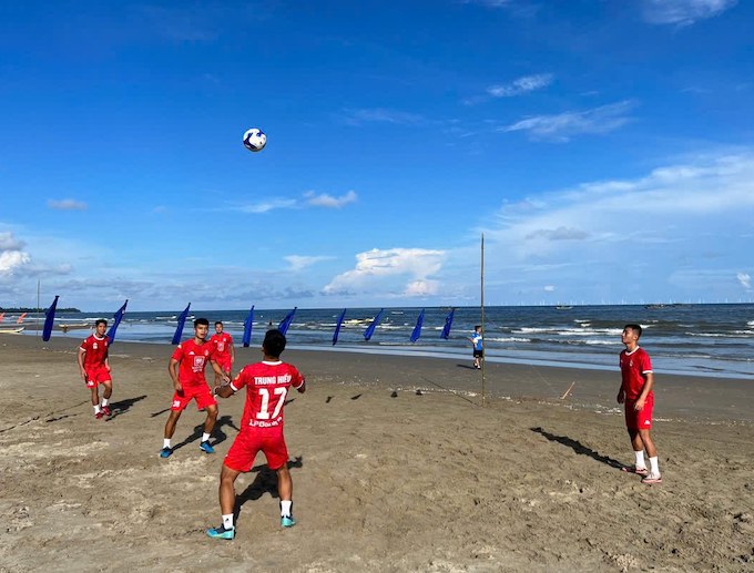 Mùa giải mới cận kề: Các đội bóng V.League tất bật chuẩn bị thể lực và chiến thuật
