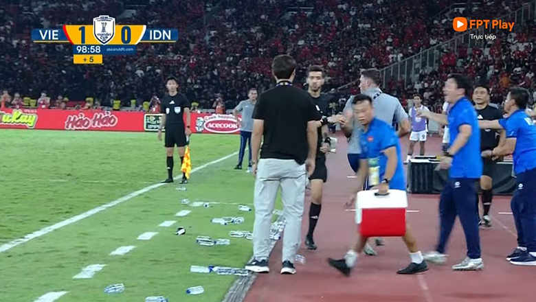 Chiến thuật bất ngờ của HLV Kim Sang Sik: Chai nước và chiến thắng lịch sử của U23 Việt Nam