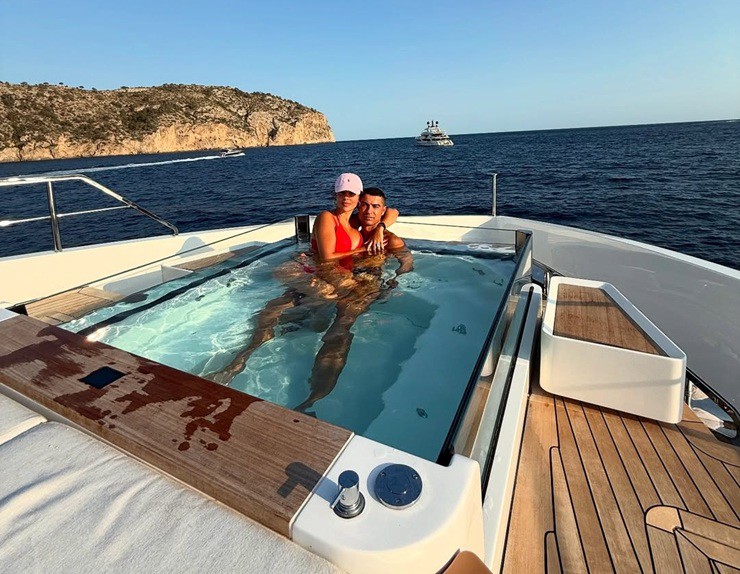 Cristiano Ronaldo và Georgina Rodriguez: Cuộc sống xa hoa và câu chuyện tình yêu đầy bí ẩn