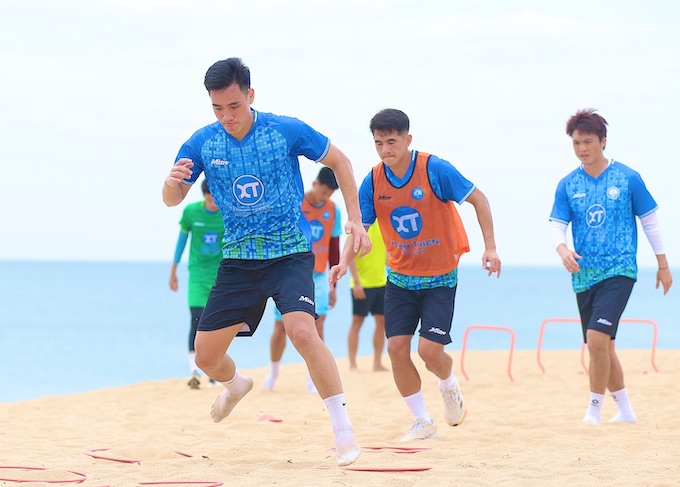 Mùa giải mới cận kề: Các đội bóng V.League tất bật chuẩn bị thể lực và chiến thuật