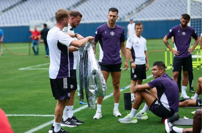 Man Utd sử dụng áo khoác làm mát công nghệ cao tại Mỹ