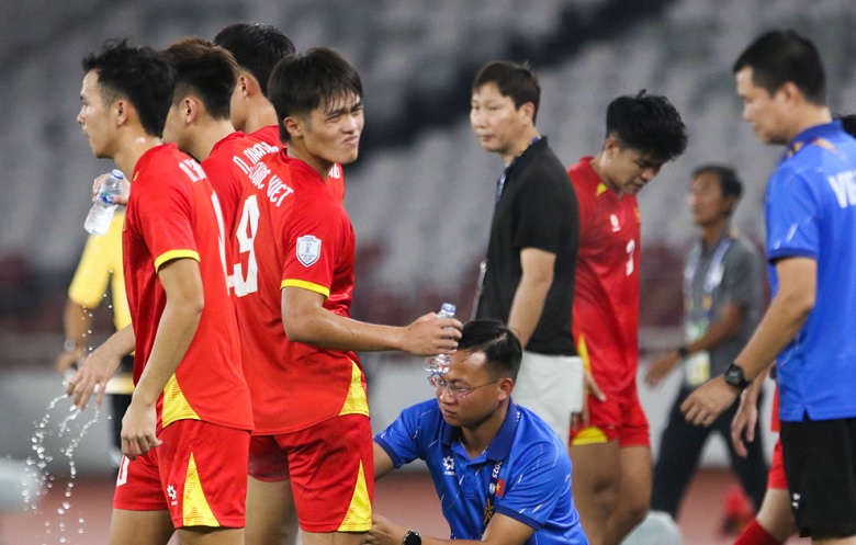 U23 Việt Nam vào chung kết nhưng Quốc Việt dính chấn thương đáng lo ngại