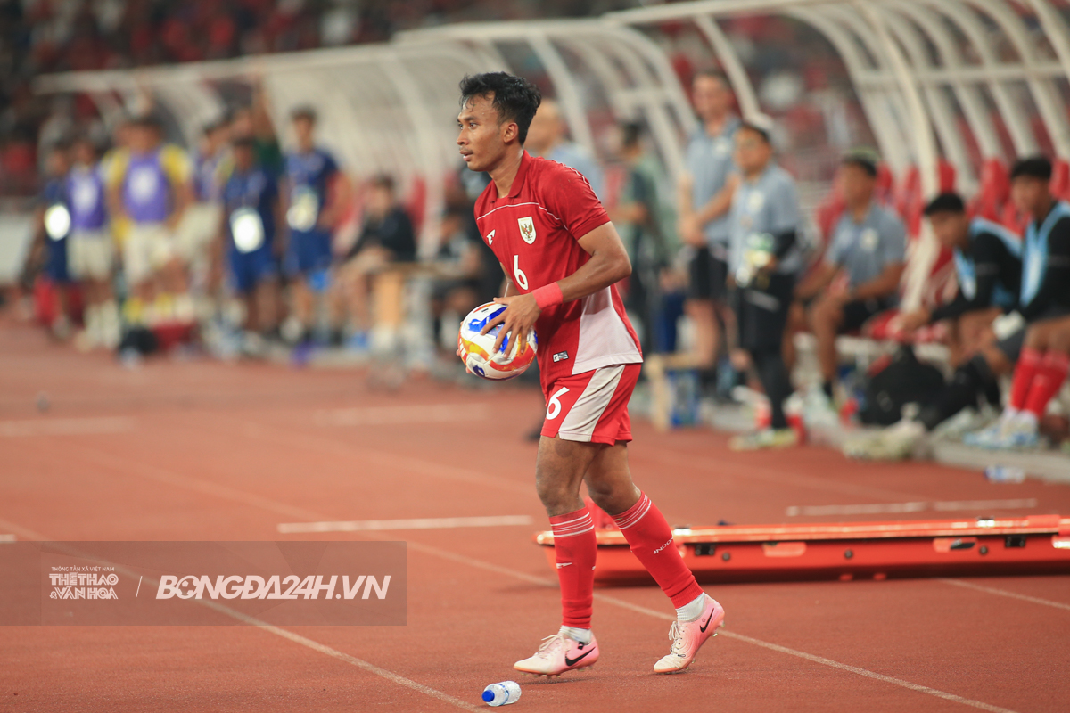 U23 Indonesia vào chung kết nhờ tinh thần thép của Jens Raven