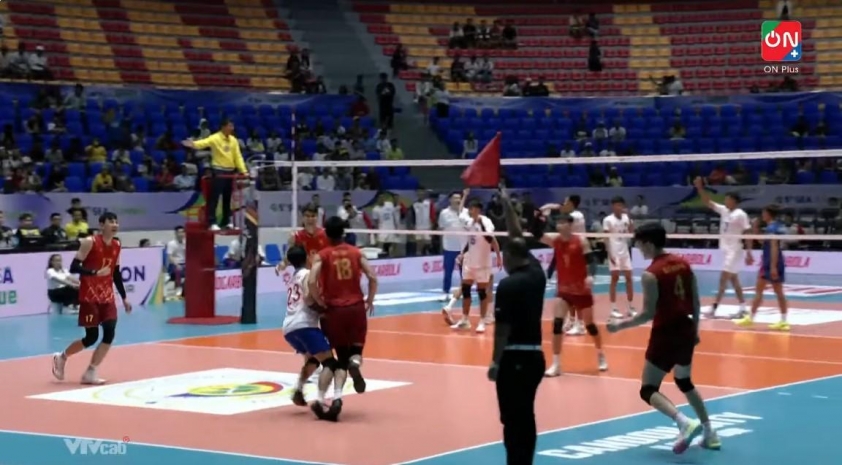 Libero Cao Đức Hoàng dính chấn thương, đe dọa chiến thắng của đội tuyển bóng chuyền nam Việt Nam tại SEA V.League 2025