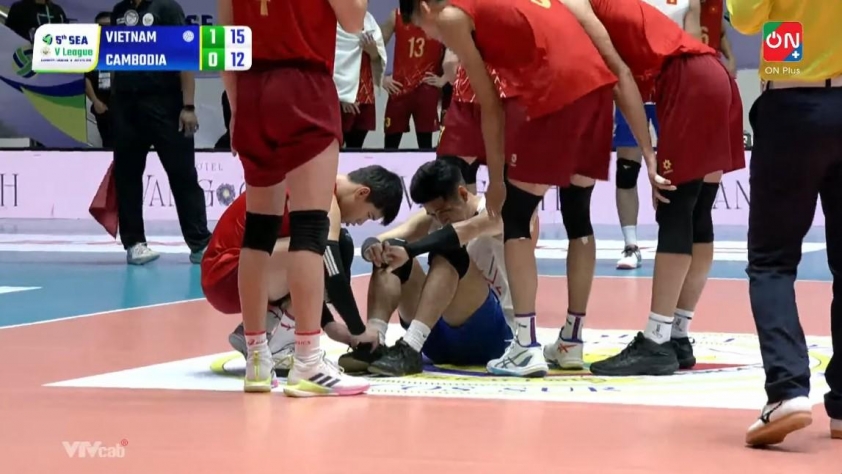 Libero Cao Đức Hoàng dính chấn thương, đe dọa chiến thắng của đội tuyển bóng chuyền nam Việt Nam tại SEA V.League 2025