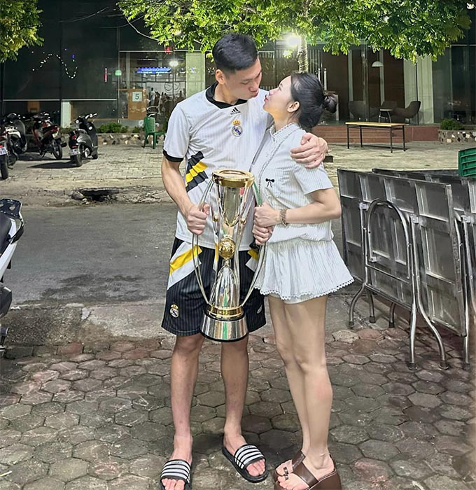 Thủ môn Trịnh Xuân Hoàng cầu hôn thành công bạn gái xinh đẹp Ngọc Ánh