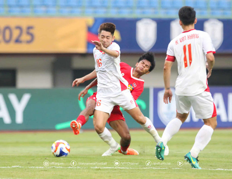 U23 Việt Nam thắng Lào 3-0, đặt một chân vào bán kết U23 Đông Nam Á 2025