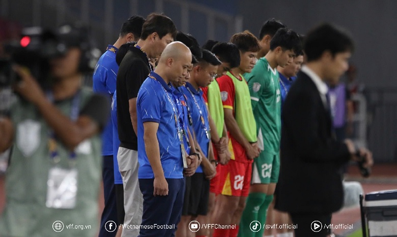 U23 Việt Nam và Campuchia dành phút mặc niệm tưởng nhớ nạn nhân vụ lật tàu
