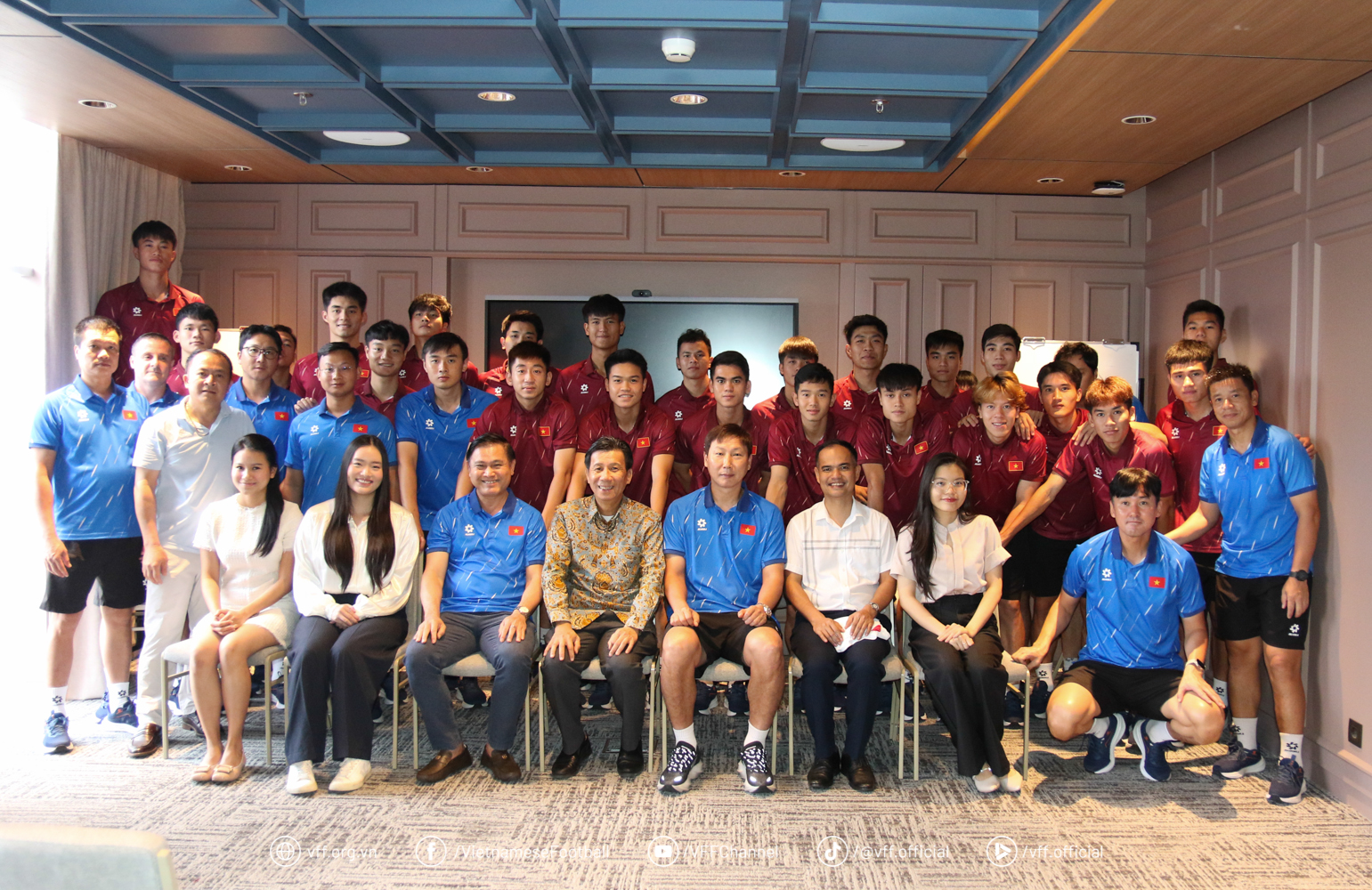 Đại sứ Việt Nam tại Indonesia động viên tinh thần U23 Việt Nam trước trận bán kết U23 Đông Nam Á 2025