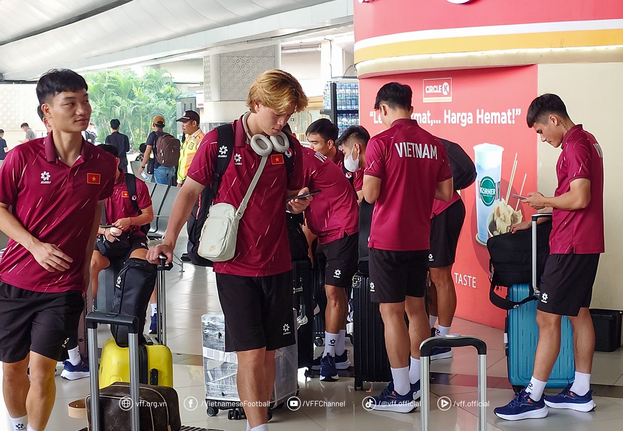 U23 Việt Nam đặt chân đến Indonesia, quyết tâm bảo vệ ngôi vương U23 Đông Nam Á 2025