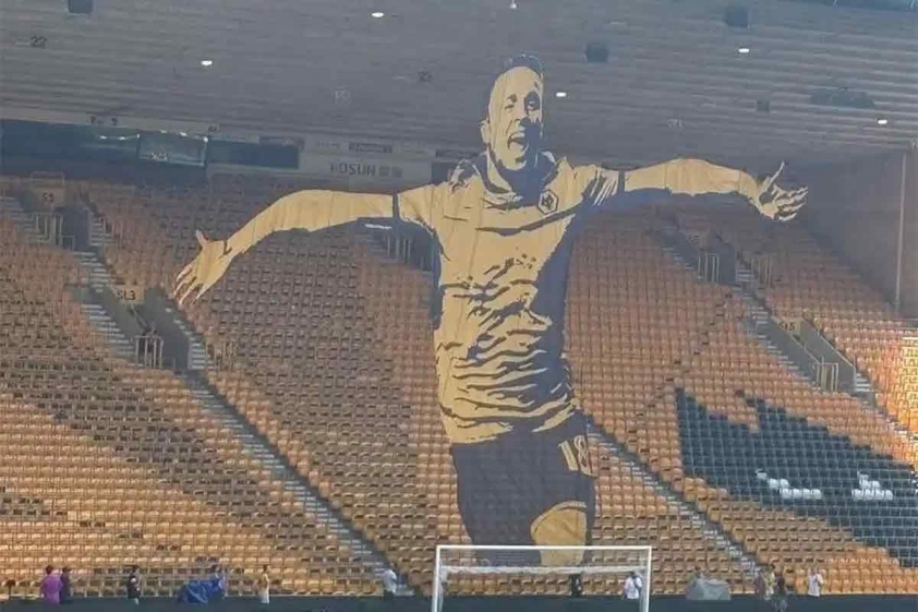 Tấm tifo đặc biệt được các CĐV Wolves chuẩn bị trước trận đấu với Man City