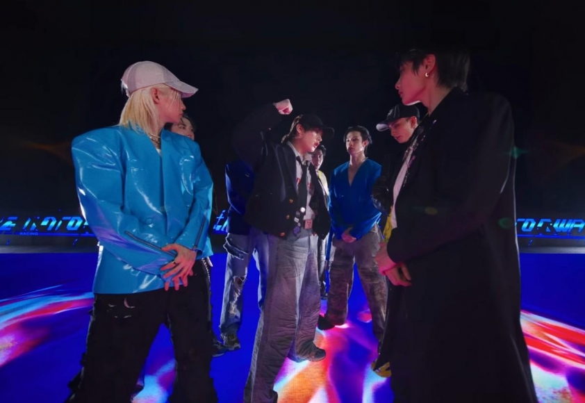 Các thành viên Stray Kids cùng Faker trong MV