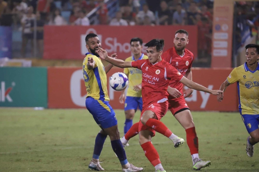 Brandon Ly ra mắt V-League