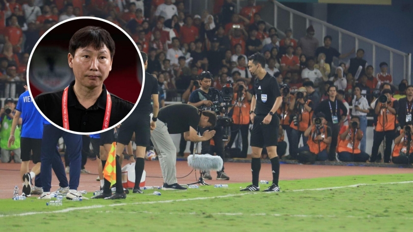 HLV Kim Sang Sik: Hành động vái lạy trọng tài gây tranh cãi tại chung kết U23 Đông Nam Á 2025
