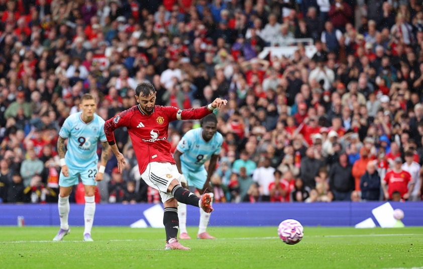 Bruno Fernandes ghi bàn thắng quyết định từ chấm penalty
