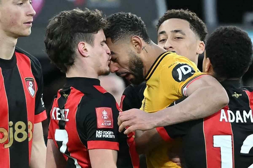 Matheus Cunha xô xát với Milos Kerkez