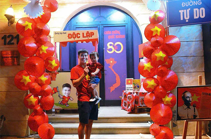 Người dân nhận quà