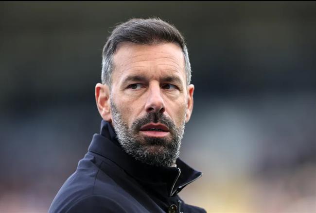 Leicester chia tay HLV Ruud van Nistelrooy