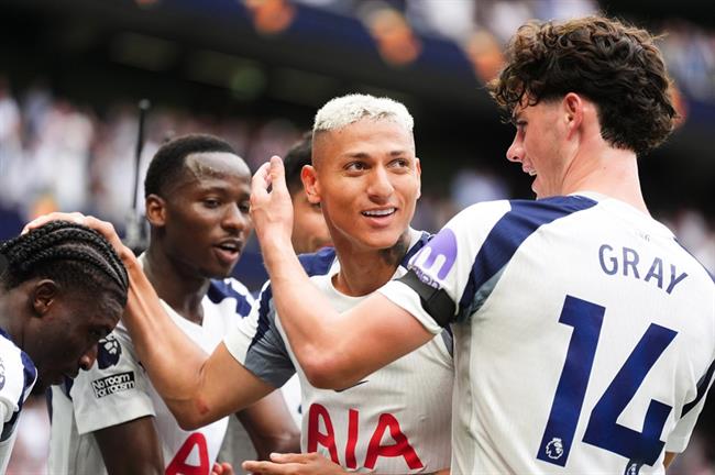 Tottenham cũng thăng hoa ở trận ra quân