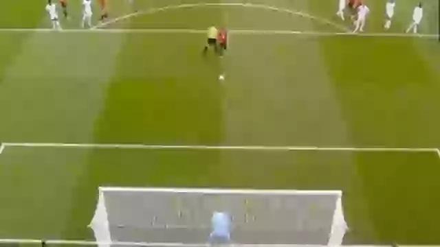 Pha va chạm giữa trọng tài và Bruno Fernandes