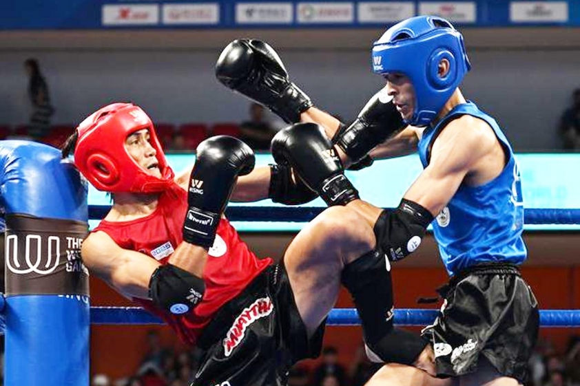 Nguyễn Trần Duy Nhất trong trận đấu với Daren Rolland
