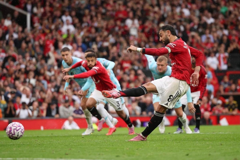 Bruno Fernandes thực hiện thành công quả phạt đền