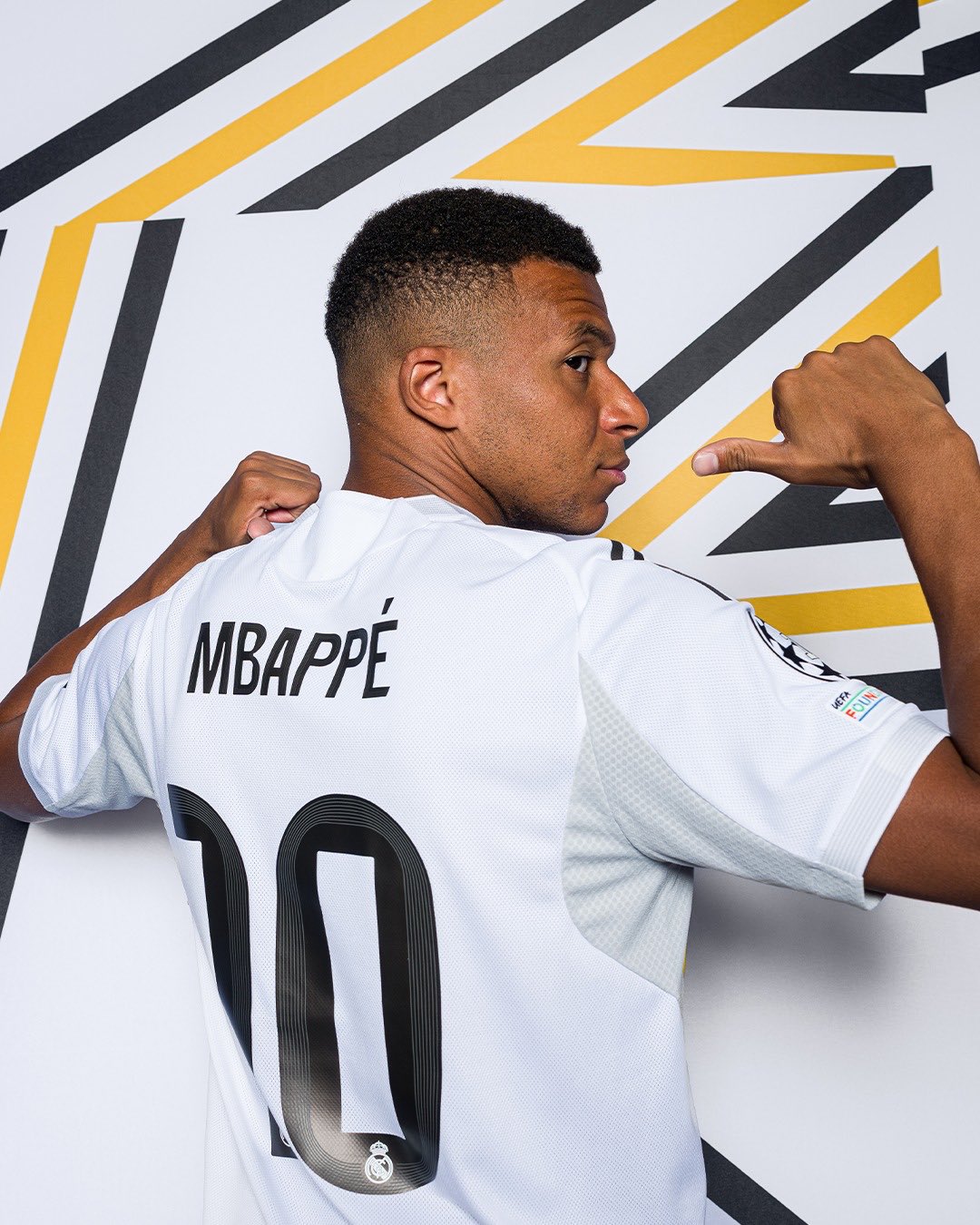 Kylian Mbappe trong màu áo số 10 của Real Madrid