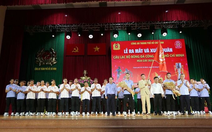 Lãnh đạo và cầu thủ CA TP.HCM trong buổi lễ xuất quân