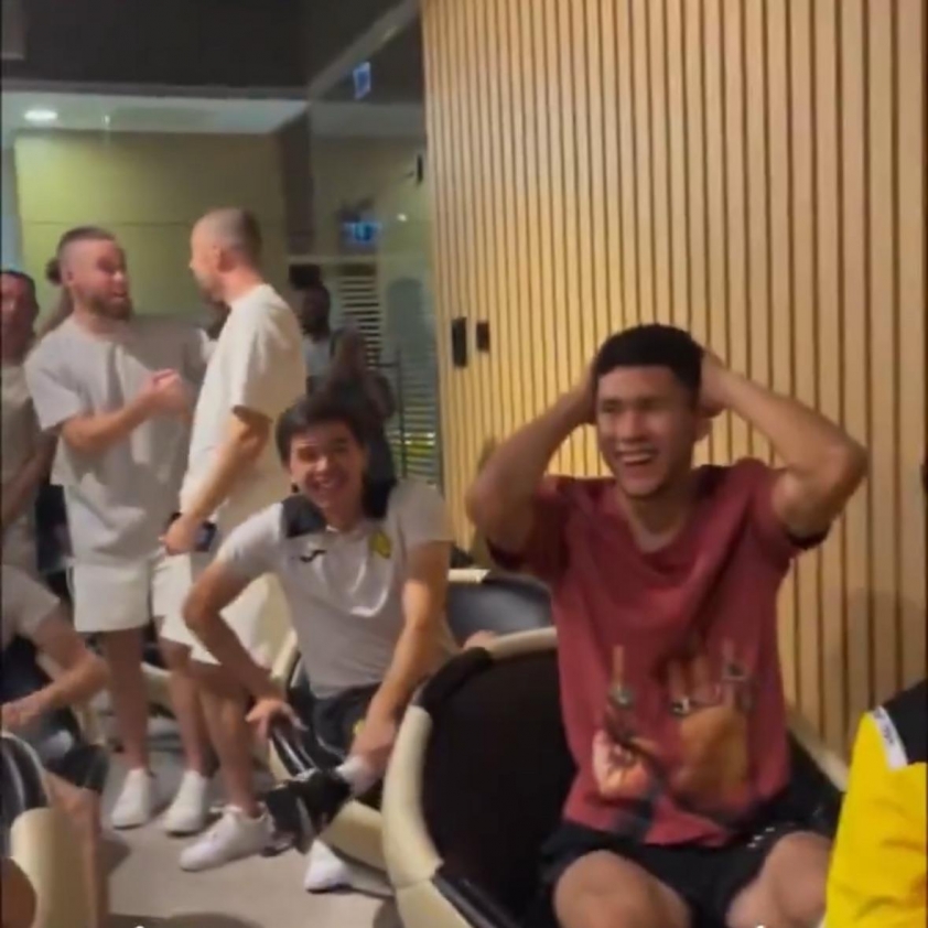 Cầu thủ Kairat Almaty ăn mừng