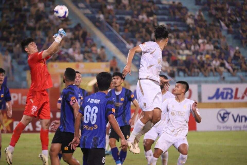 Trung Kiên, thủ môn HAGL, cản phá xuất sắc trước Hà Nội FC