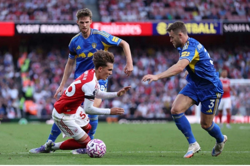 Dowman mang về một quả phạt đền cho Arsenal