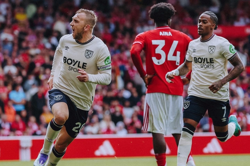 Các cầu thủ West Ham ăn mừng chiến thắng