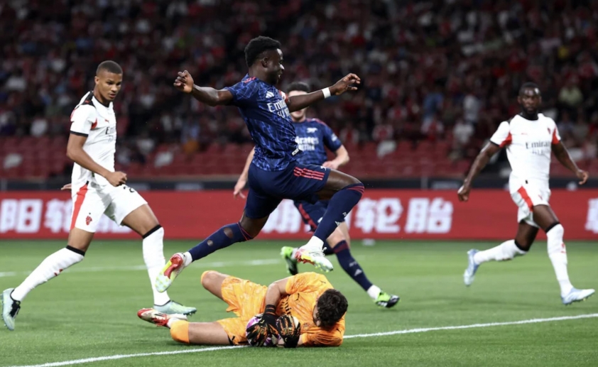 Bukayo Saka ăn mừng bàn thắng