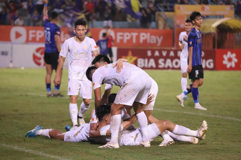 Hình ảnh pha bóng Thành Chung ghi bàn không được công nhận