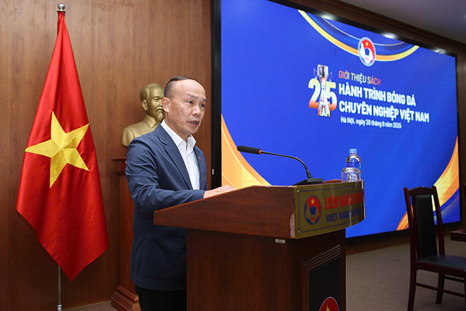 Ông Trần Anh Tú phát biểu tại buổi ra mắt sách