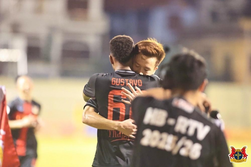 Ninh Bình FC ăn mừng chiến thắng