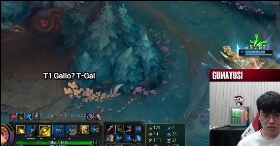 Gumayusi đọc bình luận trên stream