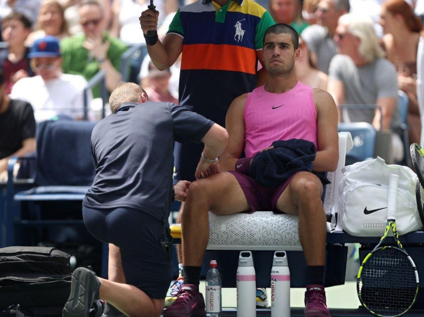 Alcaraz nhận chăm sóc y tế tại US Open 2025