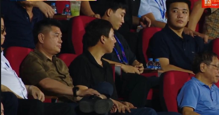 HLV Kim Sang Sik theo dõi trận đấu