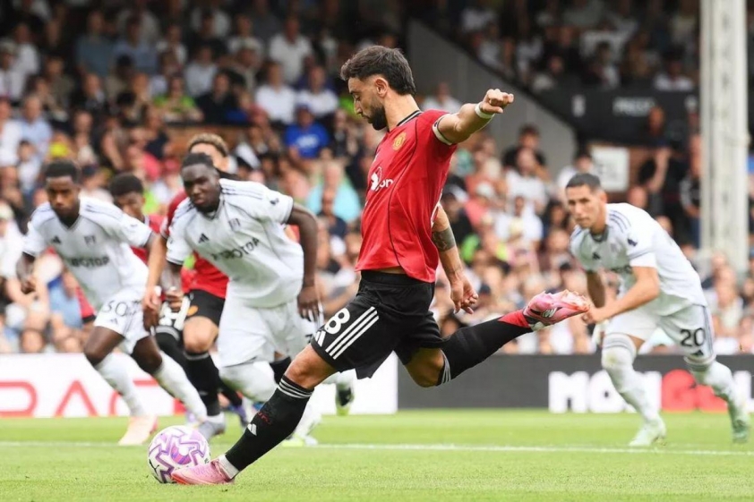 Bruno Fernandes sút hỏng penalty