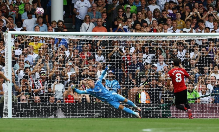 Hình ảnh Bruno Fernandes sút hỏng penalty