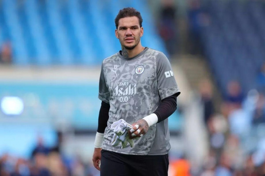 Ederson mất suất bắt chính