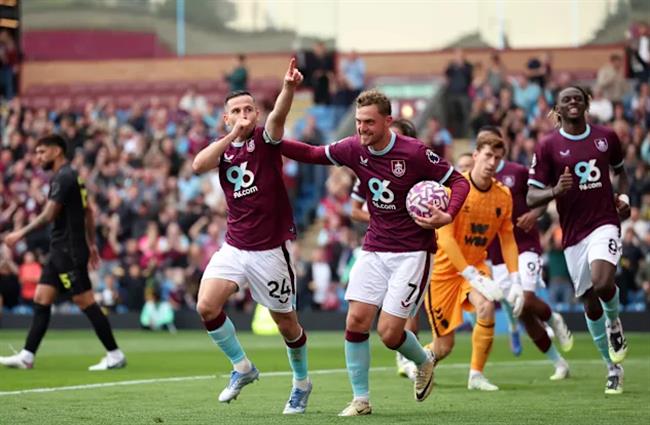 Sunderland thua 0-2 trên sân Burnley
