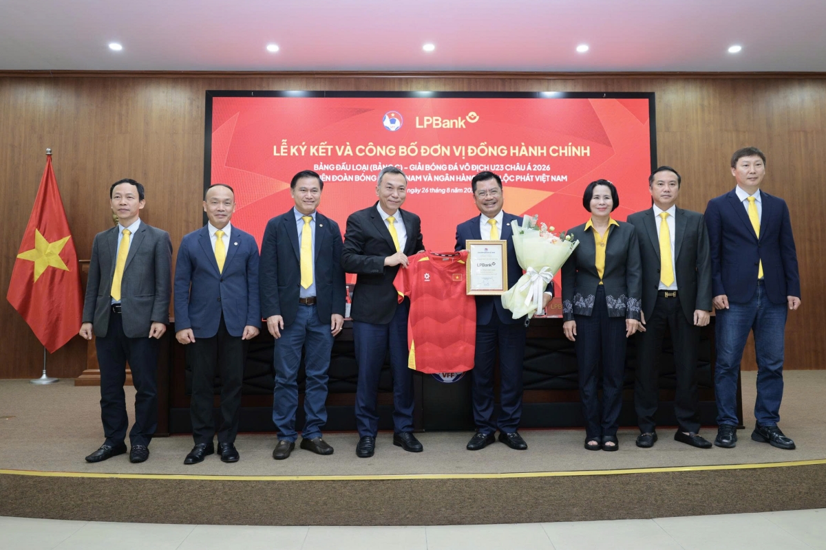 Hình ảnh HLV Kim Sang Sik và buổi lễ ký kết