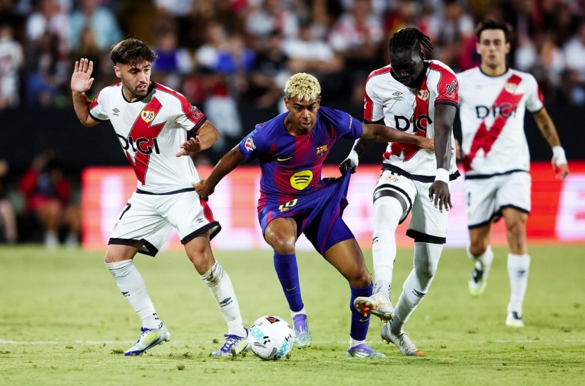 Lamine Yamal ghi bàn nhưng Barca vẫn hòa 1-1