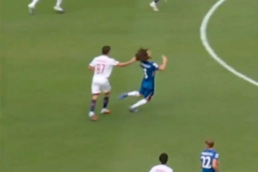 Joao Neves kéo tóc Cucurella