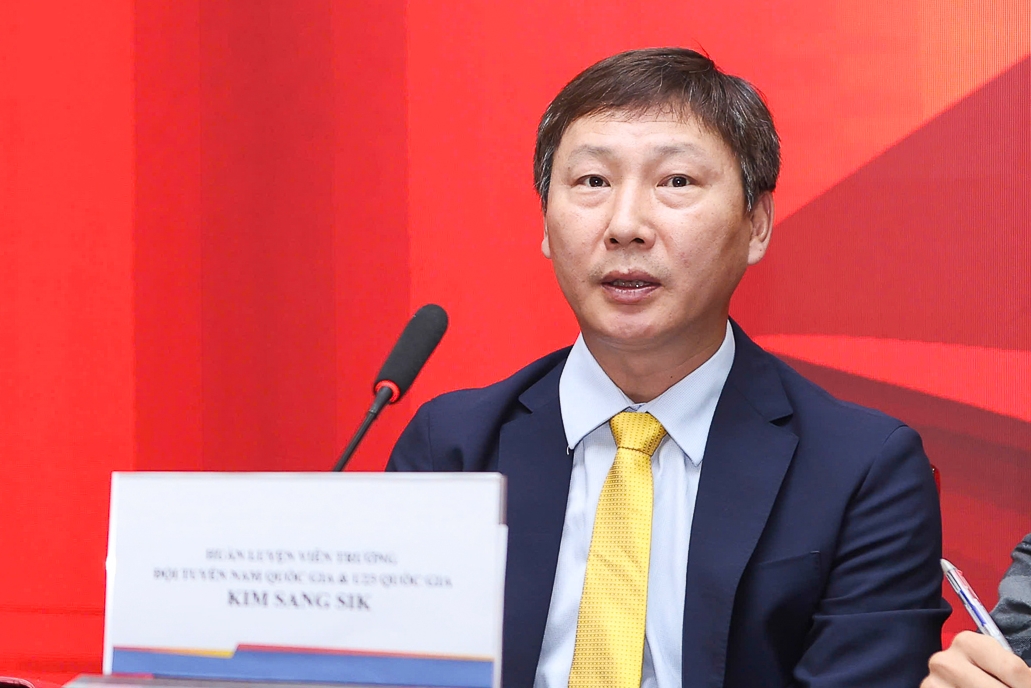 Hình ảnh HLV Kim Sang Sik