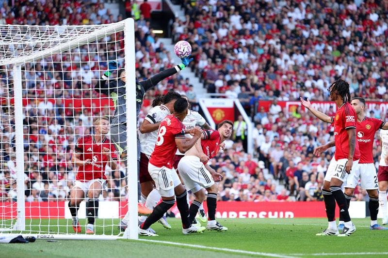 Sai lầm tệ hại của Bayindir - Ảnh: @MirrorFootball