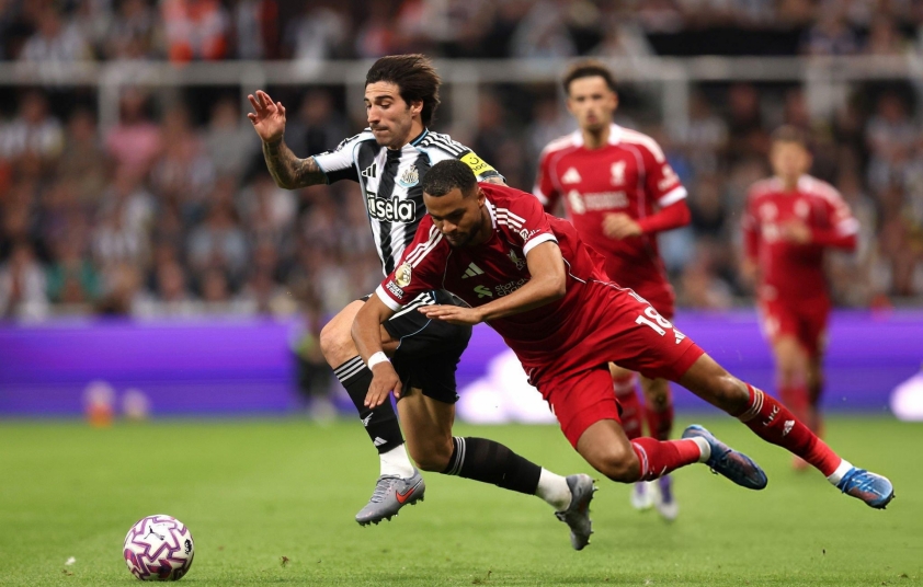 Liverpool gặp khó khăn trước Newcastle