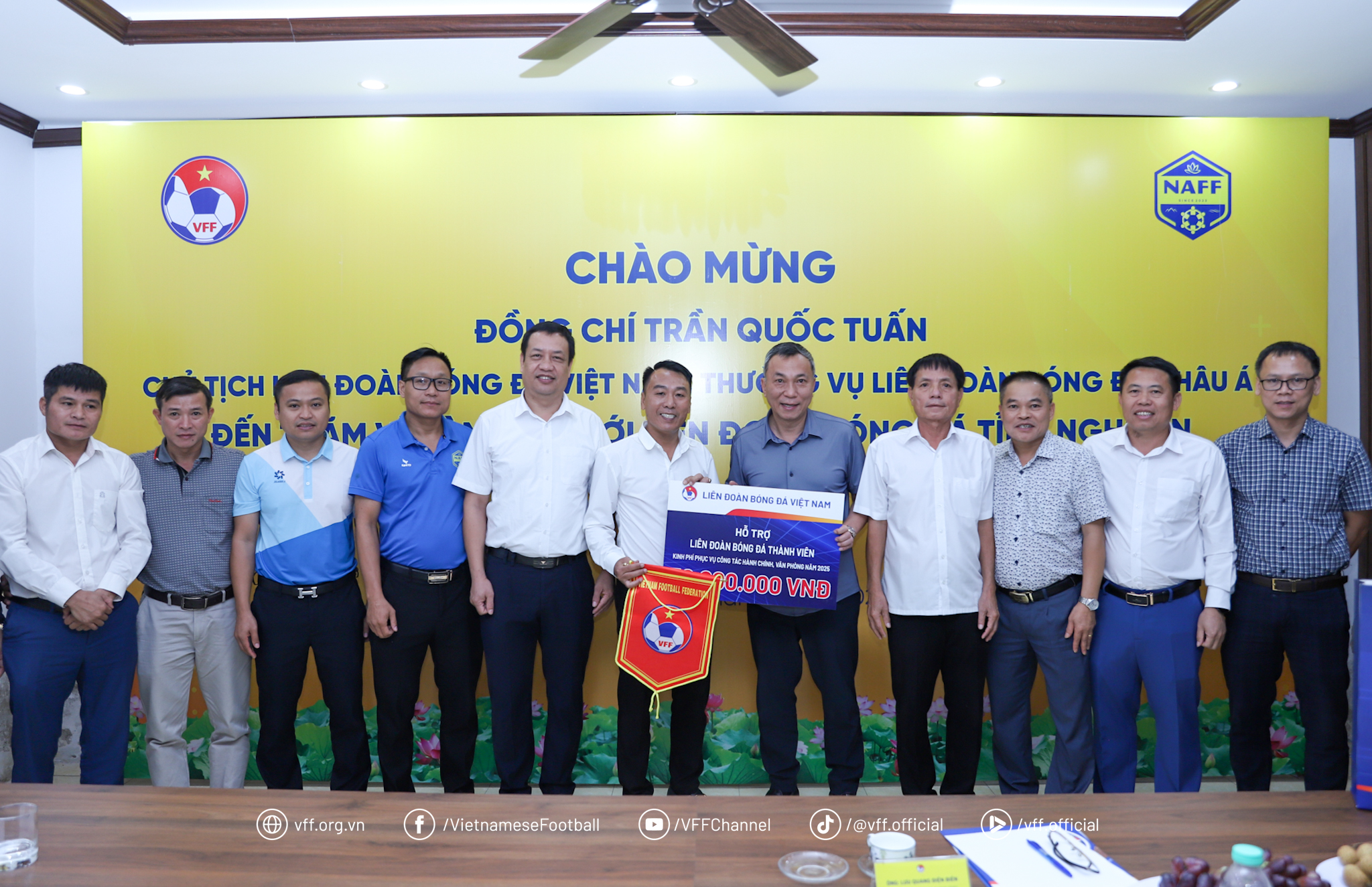 Hình ảnh Chủ tịch LĐBĐVN Trần Quốc Tuấn tại buổi làm việc với LĐBĐ Nghệ An
